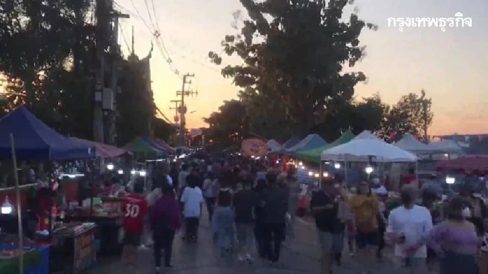 นักท่องเที่ยวนับหมื่นแห่เที่ยวล้นเชียงคาน รอเคาท์ดาวน์ขึ้นปีใหม่ 2566