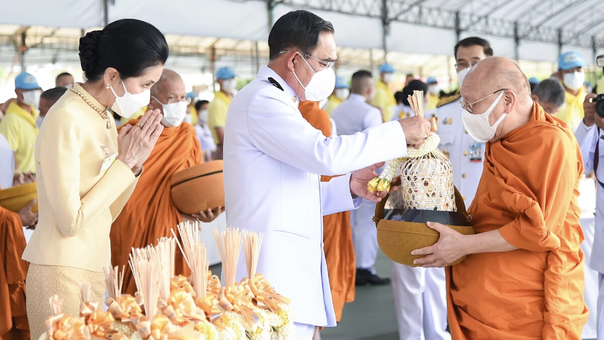 "นายกฯ" นำ ครม. ทำบุญตักบาตร พระสงฆ์ 189 รูป 5ธันวา วันพระบรมราชสมภพ "ร.9"