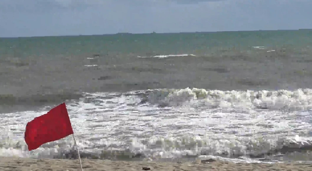 "คลื่นลมแรง" ปักธงแดงหาดชลาทัศน์-สมิหลา ห้ามลงเล่นน้ำทะเลเด็ดขาด