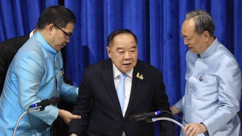 "ประวิตร" โดด ประชุมใหญ่ พปชร. จ่อคุย อุตตม-สนธิรัตน์ กลับพรรคบ่ายนี้