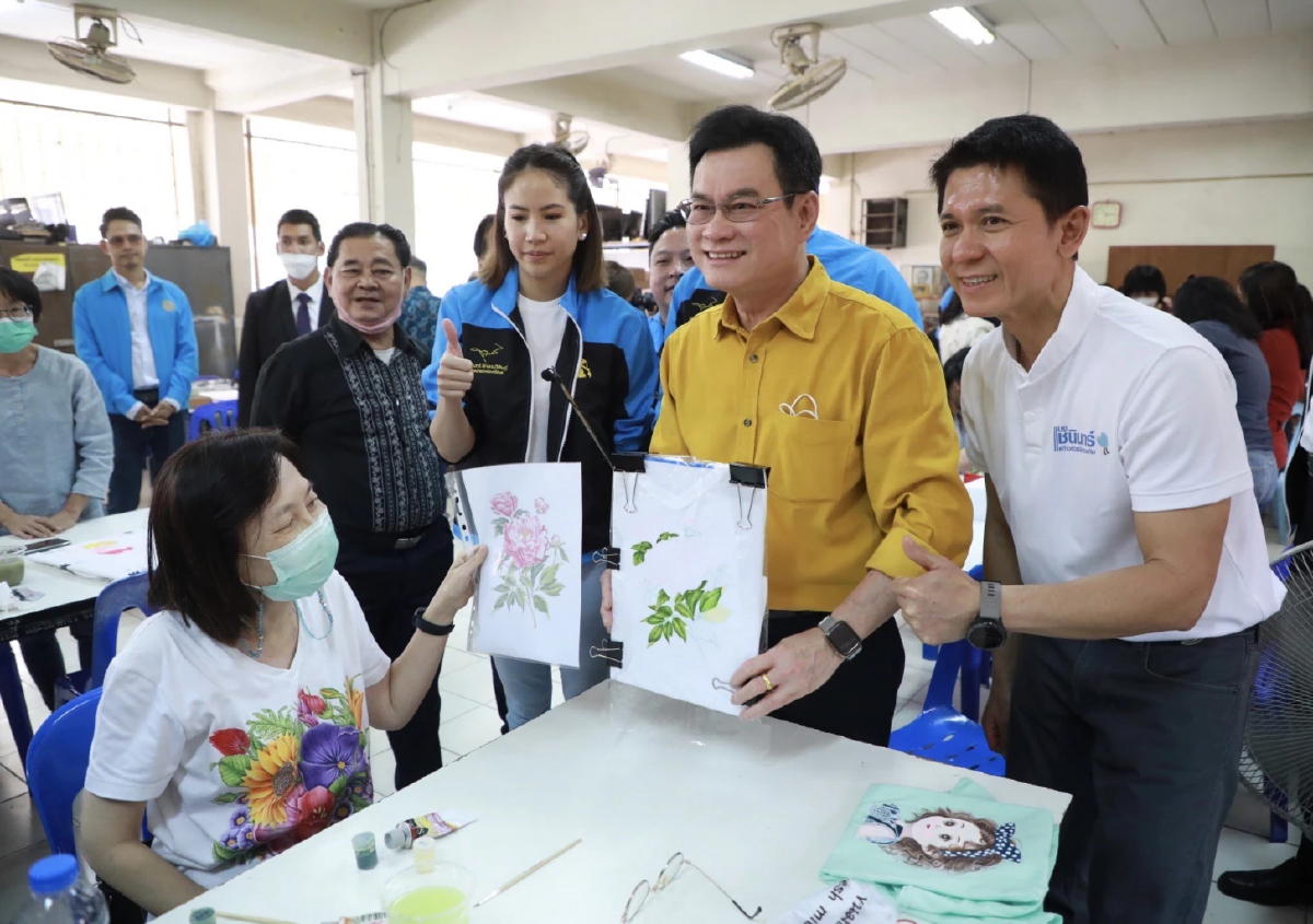 "จุรินทร์" ควง "ชนินทร์" เยี่ยมศูนย์ฝึกอาชีพบางกอกน้อย ดึง พาณิชย์เสริมการตลาด