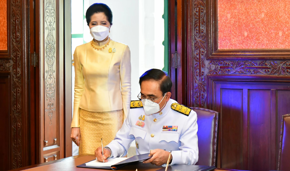 นายกฯ-ภริยา ลงนามถวายพระพร “ในหลวง-พระราชินี” เนื่องในวันปีใหม่