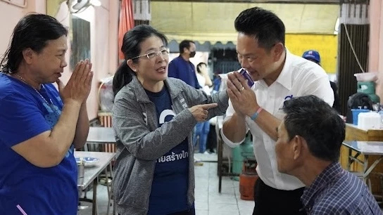 “สุดารัตน์" ควง "สุวงศ์" เดินตลาดโชคชัย4 ชู แก้หนี้ เติมเงินในกระเป๋า