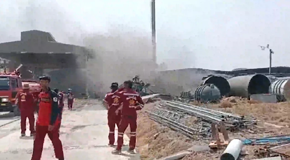 ไฟไหม้ 'โรงงานผลิตถังน้ำ' อยุธยา ควบคุมเพลิงไว้ได้ในวงจำกัด