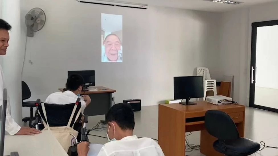 “ลุงป้อม”ต่อสายให้กำลังใจผู้พิการยิ้มรับหลังเจอหยอด”รักจริงๆ ไม่ติงนัง”