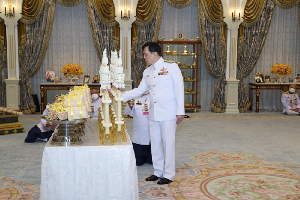 ในหลวง ทรงเจิมเทียนรุ่ง พระราชพิธีทรงบำเพ็ญพระราชกุศลมาฆบูชา 2566