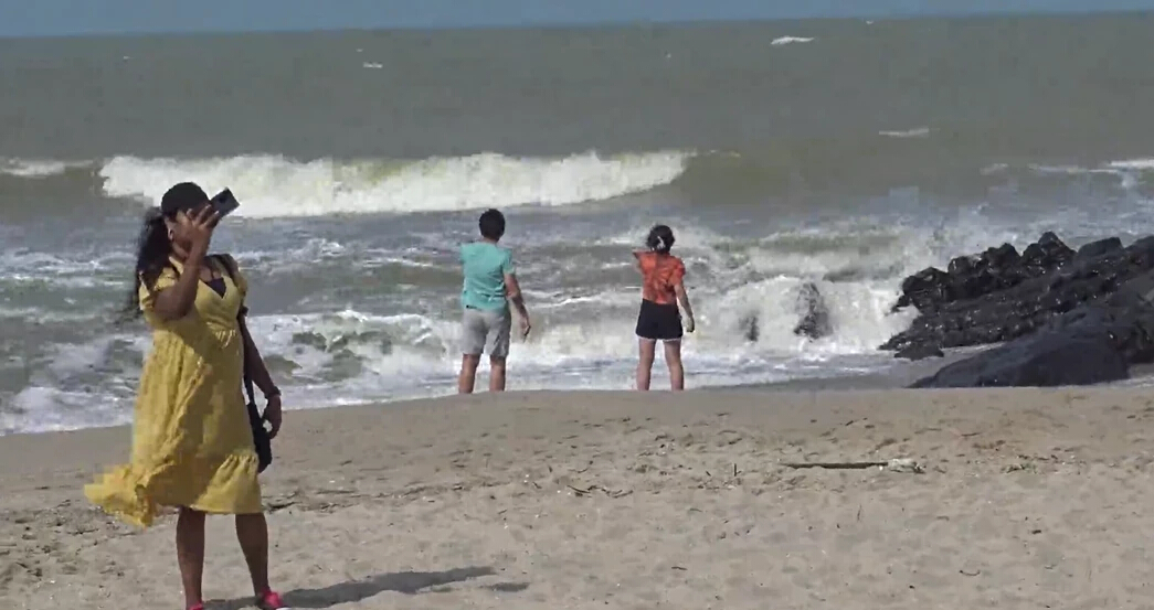 ท่องเที่ยวชายหาดชลาทัศน์-หาดสมิหลา คึกคัก แม้คลื่นลมแรง 2-4 เมตร