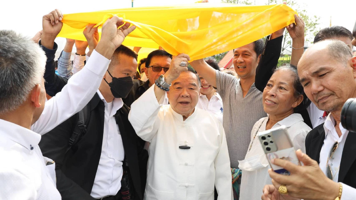 "บิ๊กป้อม" ลุยเมืองคอน โวกวาดส.ส.ยกจังหวัด ร่วมแห่ผ้าขึ้นวัดพระธาตุ