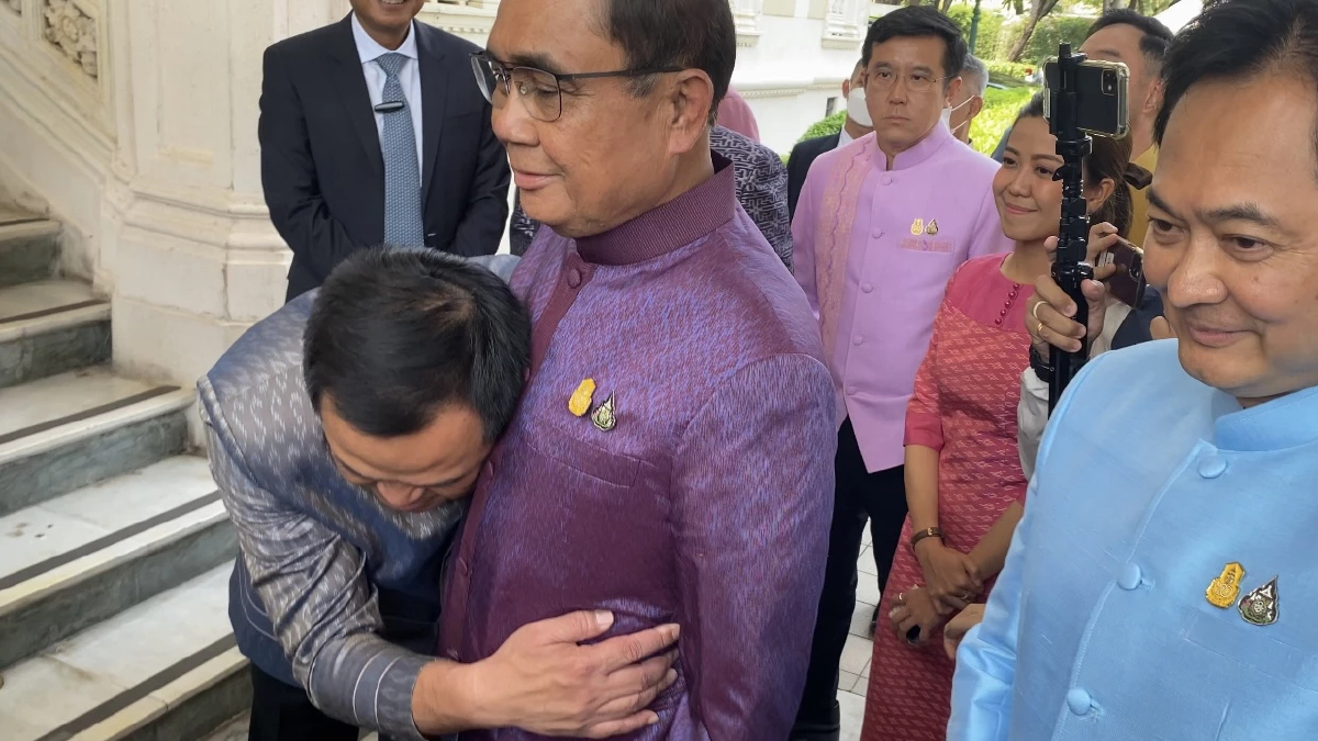 "อนุทิน" โผกอด "ประยุทธ์" ซบแนบอก โชว์ชื่นมื่น นายกฯ อุบ จับมือ ภท. อีกหรือไม่