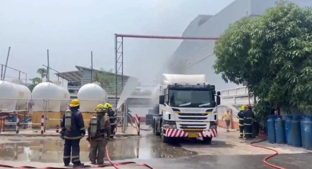 รถบรรทุกก๊าซแอลพีจีรั่ว ในโรงงานบรรจุก๊าซ ใช้เวลานาน 2 ชม. คุมสถานการณ์ได้