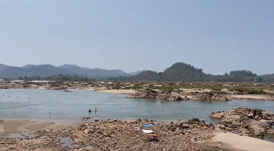 ส่อแล้งหนัก! น้ำโขงเหลือไม่ถึงเมตร ชาวบ้านออกร่อนทอง