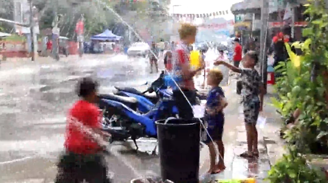 สงกรานต์ปัตตานีสุดคึกคัก แห่เล่นอุโมงค์น้ำพุ ถนนข้าวยำ ยาวสุดในประเทศไทย