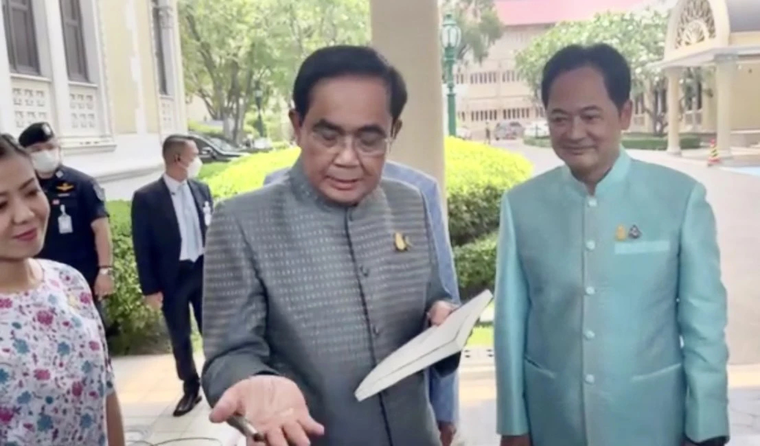 นายกฯ เซ็นหนังสือให้สื่อ โชว์มือขวาบอกยังไม่หายดี ปิดแผลไว้รดน้ำสงกรานต์