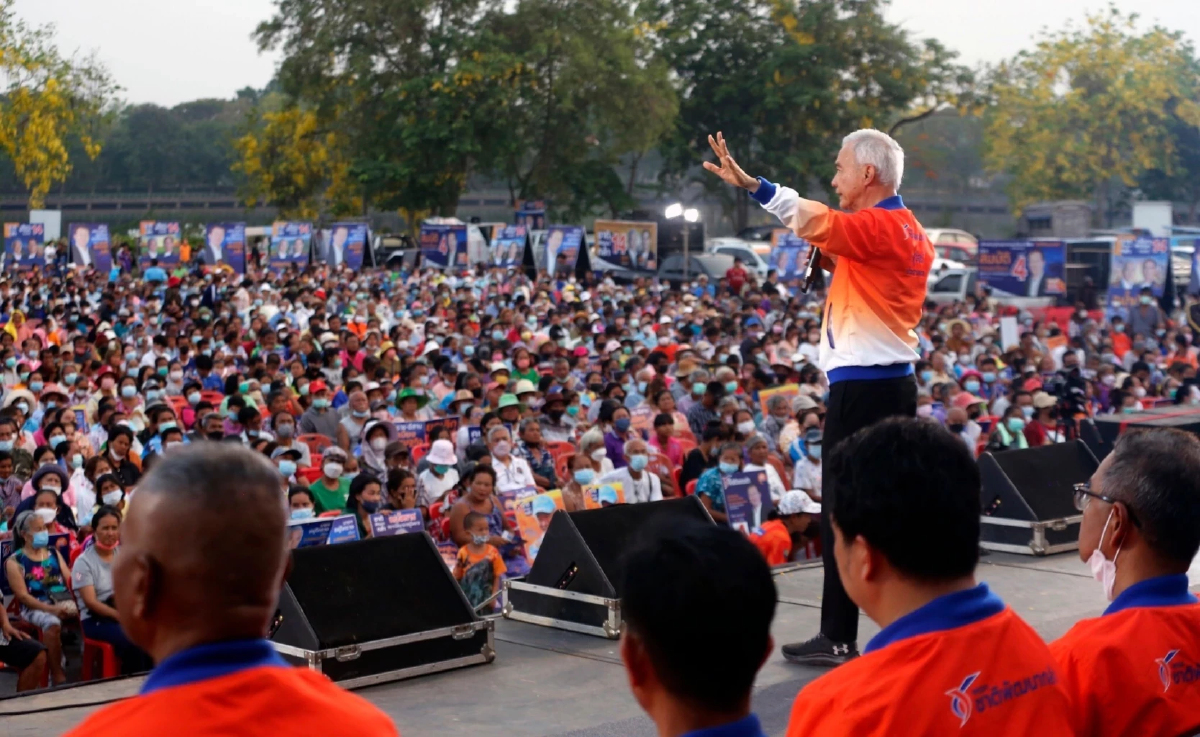 “สุวัจน์”เปิดปราศรัย 2 เวทีช่วยผู้สมัคร ส.ส.โคราช ได้กำลังใจเพียบ