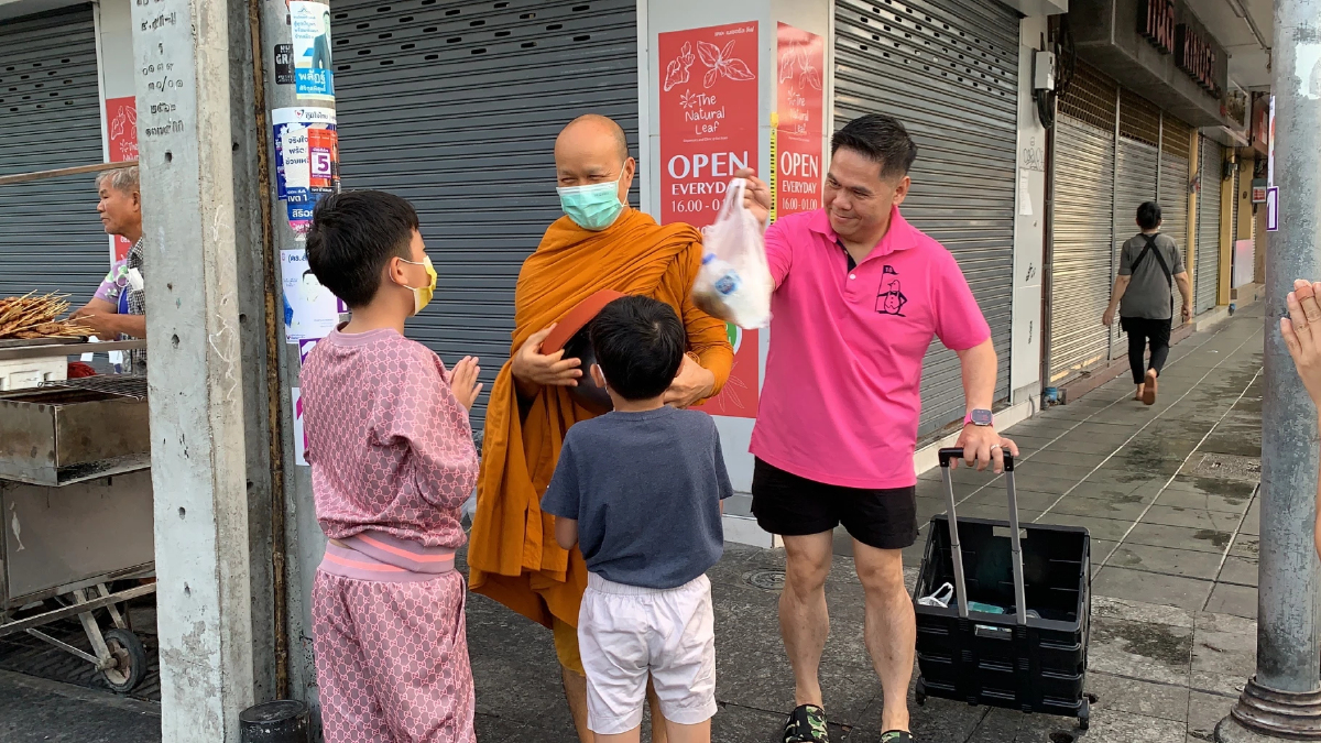 "วราวุธ" ย่องเป็นเด็กวัด ทำบุญขอพึ่งทางใจ ก่อนถึงวันเลือกตั้ง14พ.ค.