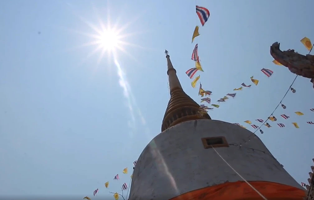 ฮือฮา เลขเด็ดงวดนี้ พระอาทิตย์ทรงกลด พิธีแห่ผ้าห่มพระมหาธาตุเจดีย์ วัดดัง