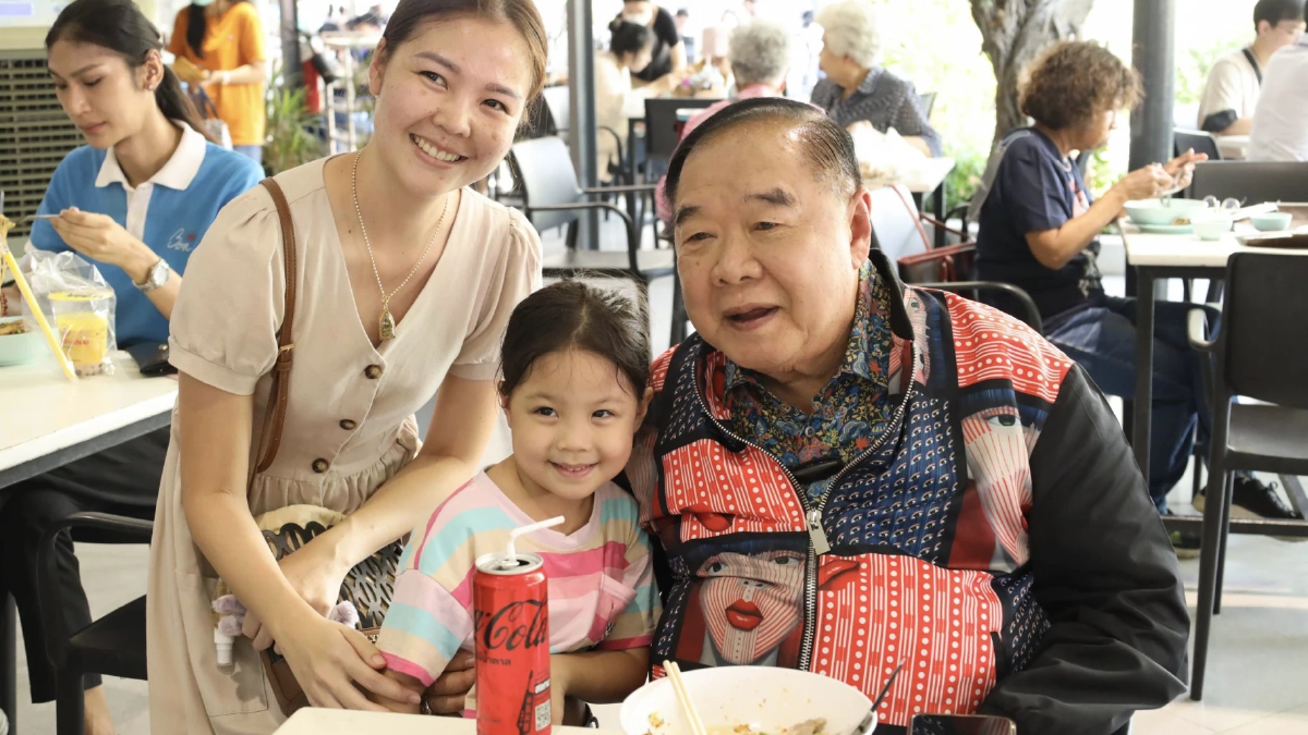 “ประวิตร” เดินเช็คเรตติ้ง ตลาดบองมาเช่ โชว์นั่งกินข้าว ฟู๊ดคอร์ด