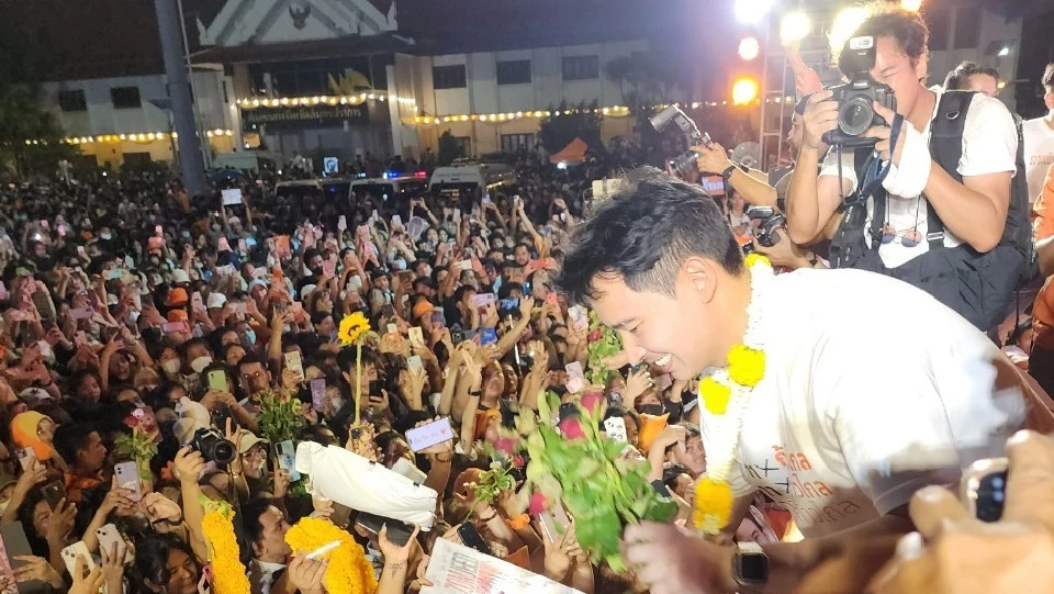 ก้าวไกล ปราศรัยสมุทรปราการ "ธนาธร" ปลุกโอกาสปชช.ขั้วอนุรักษ์อ่อนแรงรอบ 17 ปี