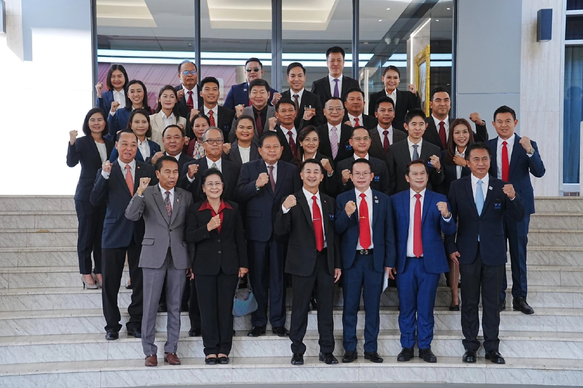 ‘ชลน่าน’นำทัพ ‘ส.ส. เพื่อไทย’ ขึ้นรถบัสอีวี-รายงานตัวสภาฯ