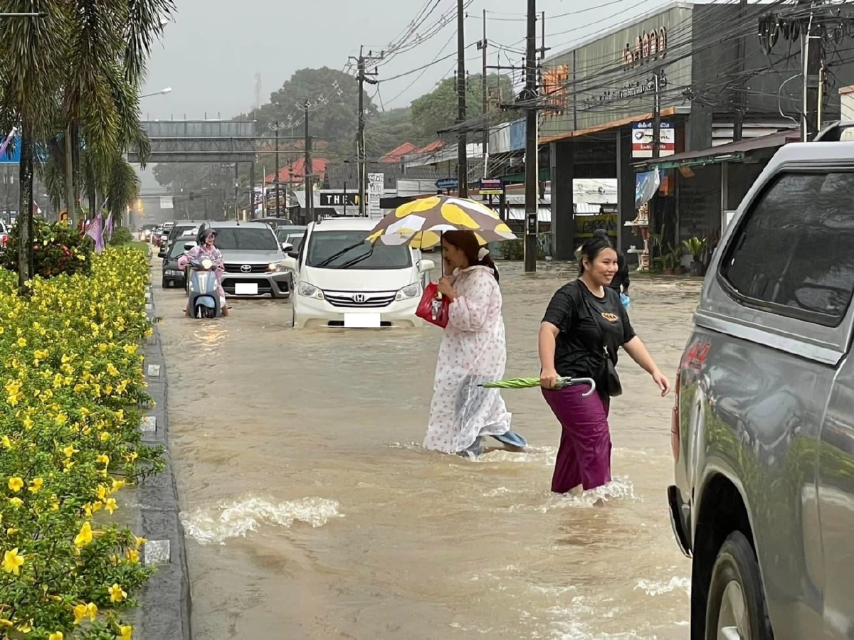 ฝนถล่ม จันทบุรี น้ำท่วมหลายพื้นที่ แนะหลีกเลี่ยงเส้นทางจราจร