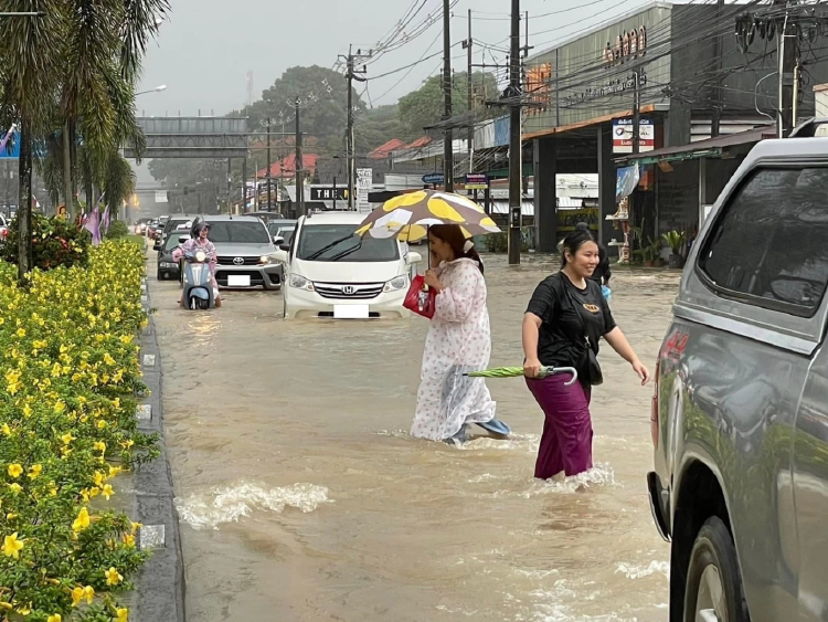 ฝนถล่ม จันทบุรี น้ำท่วมหลายพื้นที่ แนะหลีกเลี่ยงเส้นทางจราจร