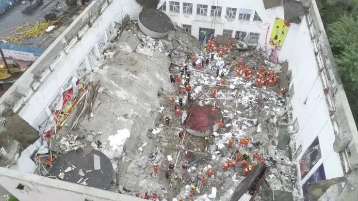 ฝนตกหนัก หลังคาโรงยิมโรงเรียนจีนถล่ม ดับ 11 เพราะไม่ได้มาตรฐาน