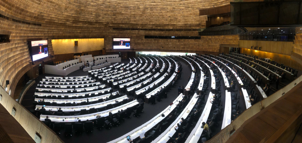 "ส.ว.-ก้าวไกล" ปะทะคารม ปมเปิดคลิป ส.ว.ไม่ขวางเสียงข้างมาก