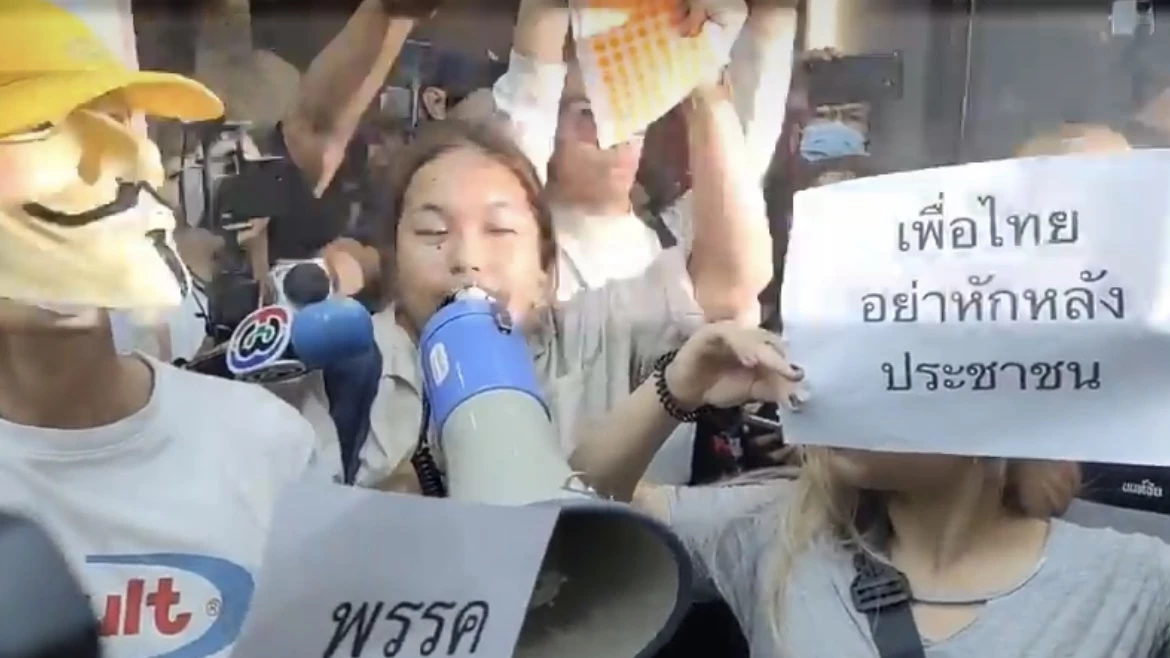 วงแตก "พท.-พปชร." ม็อบบุก ขวาง ตั้งรัฐบาลข้ามขั้ว ปาแป้งไล่ "ธรรมนัส" เผ่น