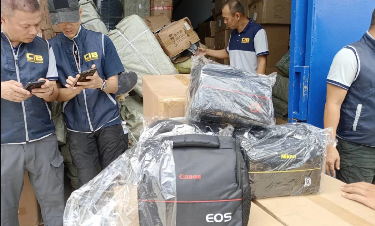 บุกทลายโกดังสินค้าหนีภาษี จ.สมุทรปราการ ยึดของกลางกว่าแสนชิ้น