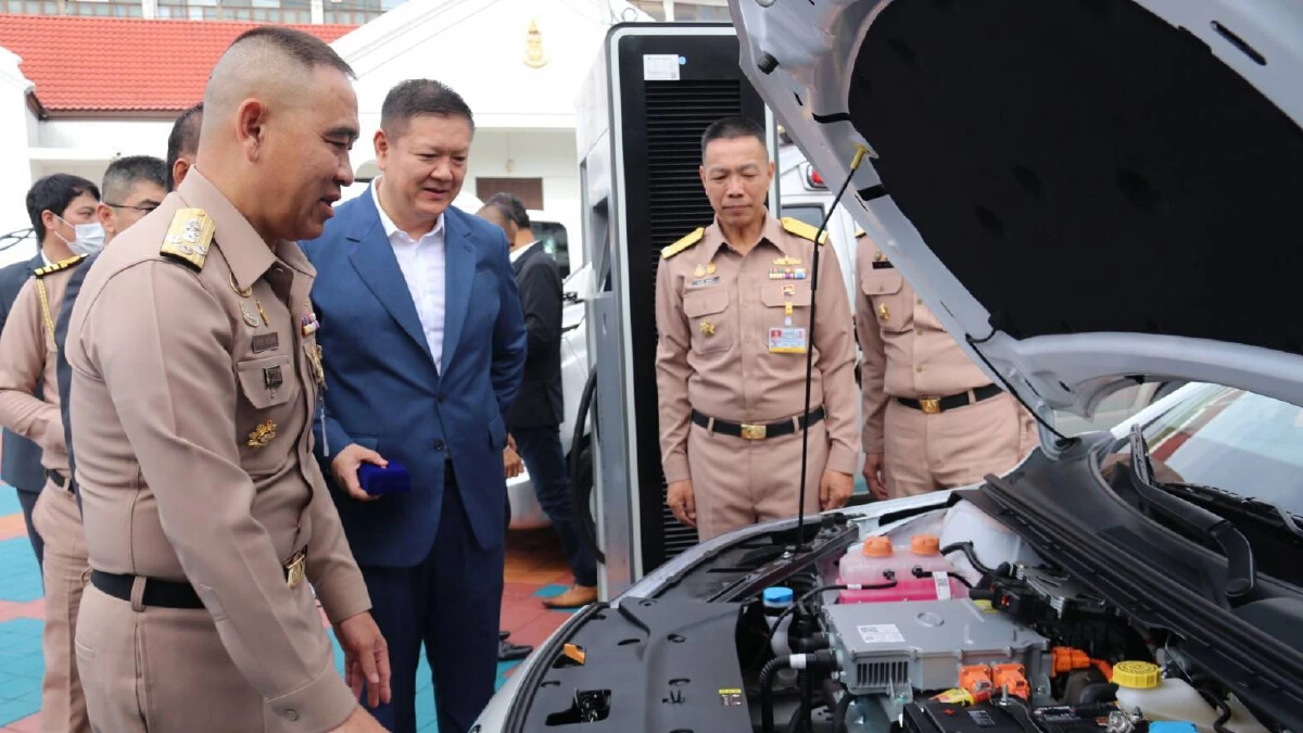 ผบ.ทร. รับมอบรถยนต์ไฟฟ้าใช้งานราชการ ลดมลภาวะ -ประหยัดพลังงาน -งบประมาณ