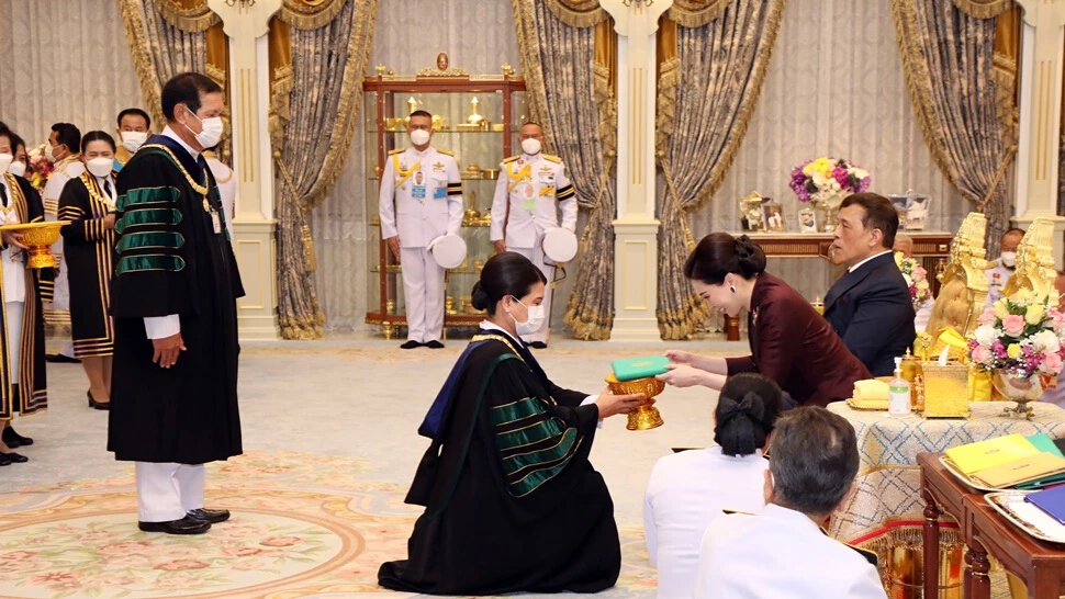 พระราชินี ทรงรับทูลเกล้าฯ ถวายปริญญาดุษฎีบัณฑิตกิตติมศักดิ์ มรภ.เขตภาคกลาง