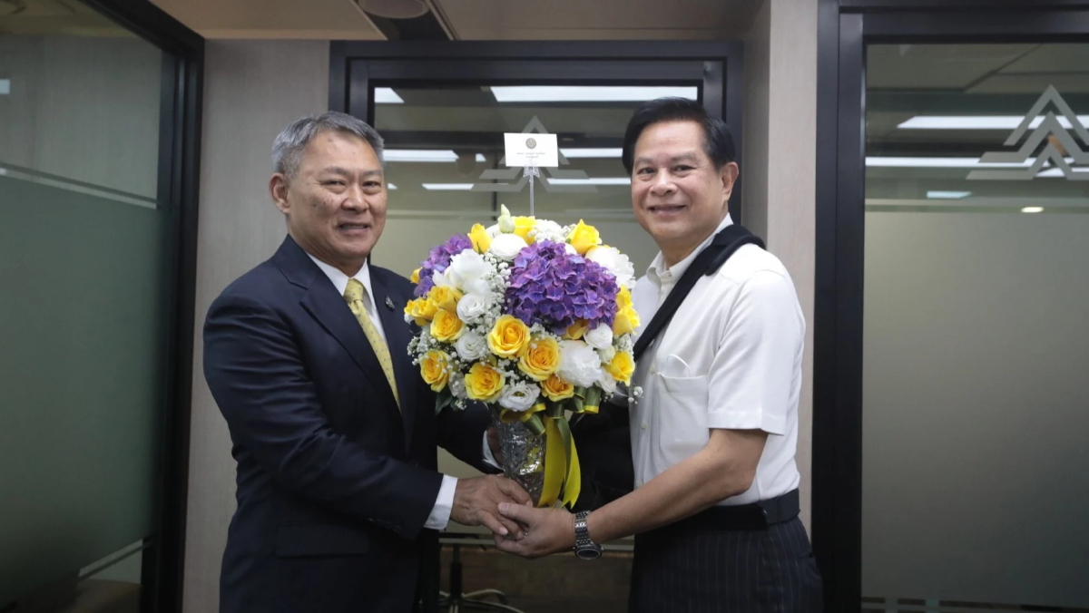 รทสช. ทำบุญครบ 1 ปี "พล.อ.ประยุทธ์" ส่งตัวแทนมอบแจกันดอกไม้ร่วมยินดี