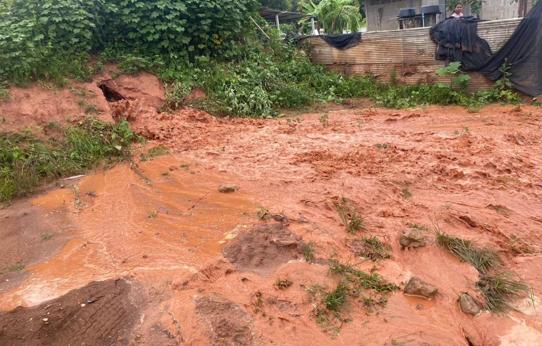 เชียงราย ฝนตกหนัก แอ่งน้ำบ้านเทอดไทย (คันดิน) ทะลักเข้าท่วมบ้านเรือน ปชช.