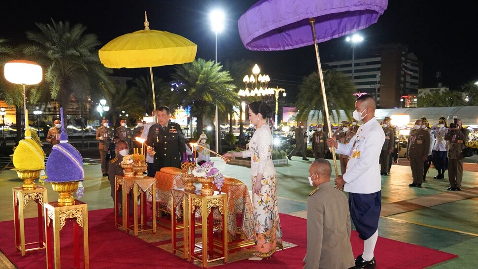 ในหลวง พระราชินี ทรงวางพวงมาลาพระบรมราชานุสาวรีย์ ร.5 ปัตตานี