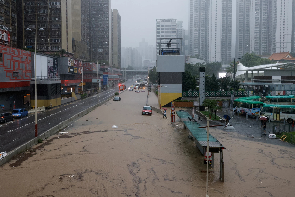 สภาพอากาศรุนแรง ฮ่องกงเตือนภัยพายุฝนสูงสุดอันดับ 2