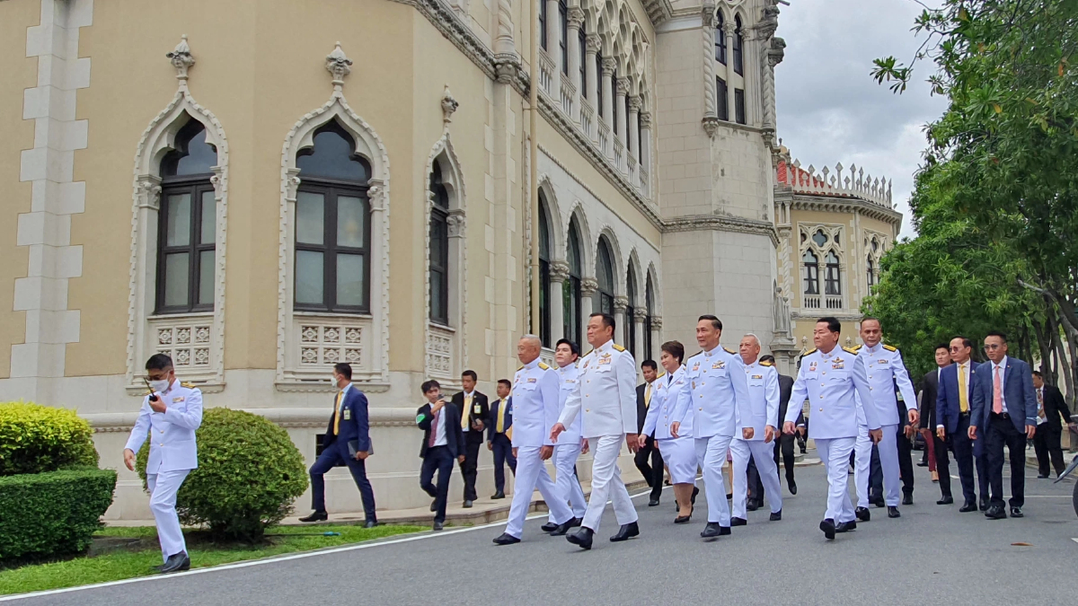 รมว.พรรคภูมิใจไทย รวมตัวถ่ายรูปติดบัตร ก่อนเดินทางถวายสัตย์ฯ