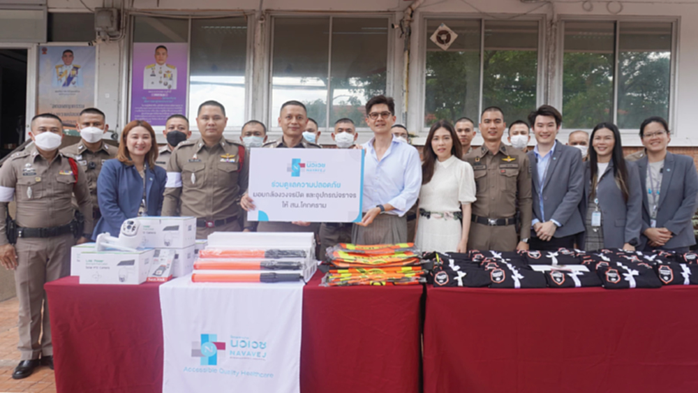 รพ.นวเวช มอบชุดกล้องวงจรปิด พร้อมอุปกรณ์จราจร ให้กับ สน.โคกคราม