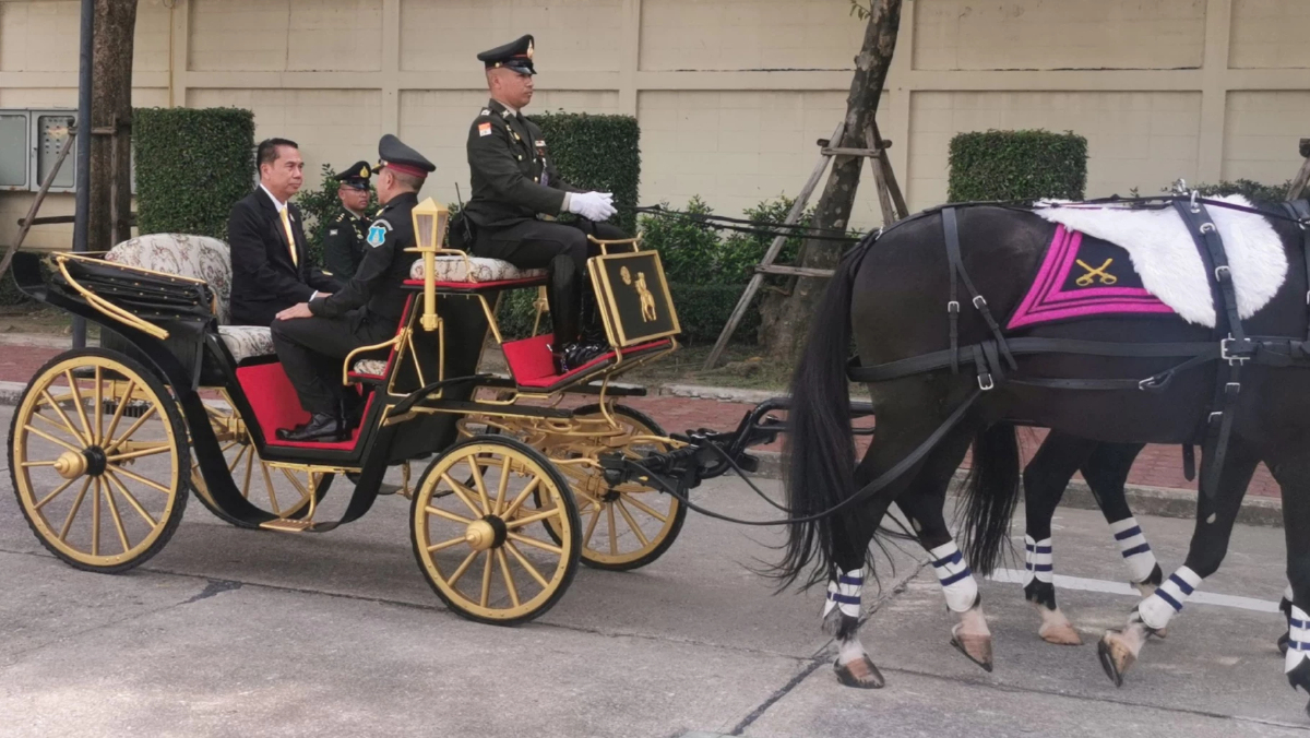 'บิ๊กทิน ' เยือน ทบ.ขอทหารอดกลั้น!  ปลื้มกองทัพส่งรถม้ารับ มอบเข็มฯ 5 หน่วย