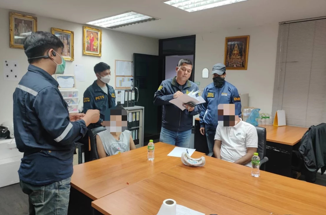 จับ 2 ผัวเมีย รับจ้างเปิดบัญชีม้าทุกธนาคาร 18 บัญชี อ้างตัวเป็นตำรวจทหาร