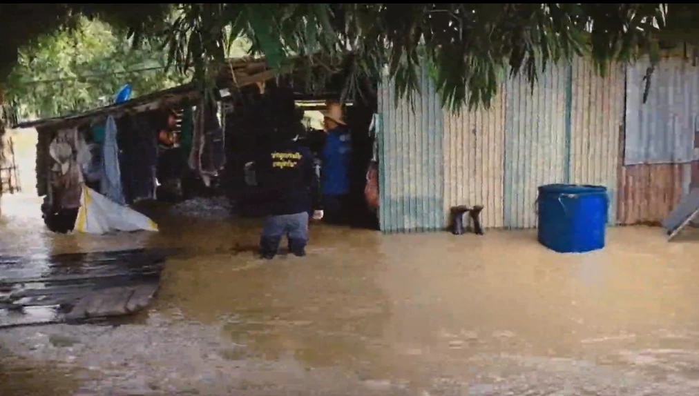 เฝ้าระวัง น้ำล้นตลิ่ง 'อ.วังสมบูรณ์-วังน้ำเย็น' หลายหมู่บ้านเริ่มได้รับผลกระทบ