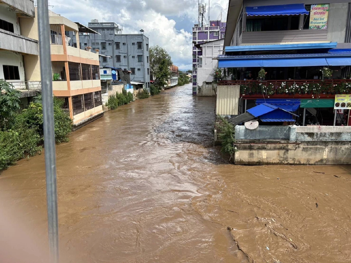 น้ำป่าทะลัก ทำลำน้ำสายเพิ่มสูงขึ้น ตลาดสายลมจอย จ.เชียงราย เร่งเก็บของหนี