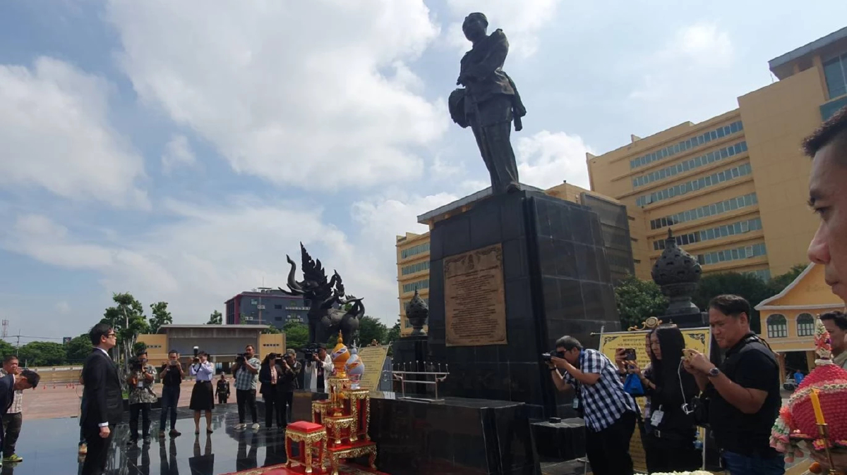 'โรม'ยก กมธ.มั่นคงฯ สักการะ ร.5 ก่อนถก 'สุทิน' ภารกิจกองทัพ-ชายแดน