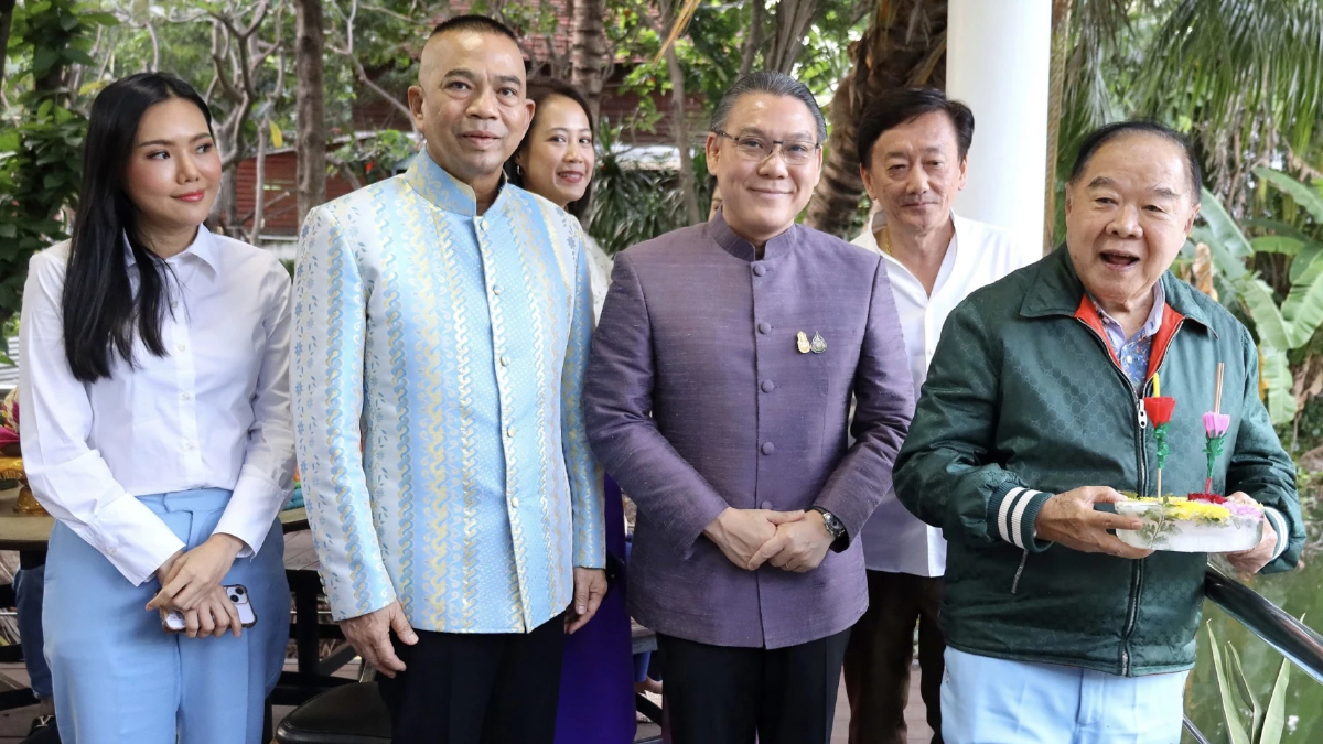 ‘ลุงป้อม’ ควง ลูกพรรคพปชร. ลอยกระทง ทำด้วยน้ำแข็ง ในป่ารอยต่อฯ