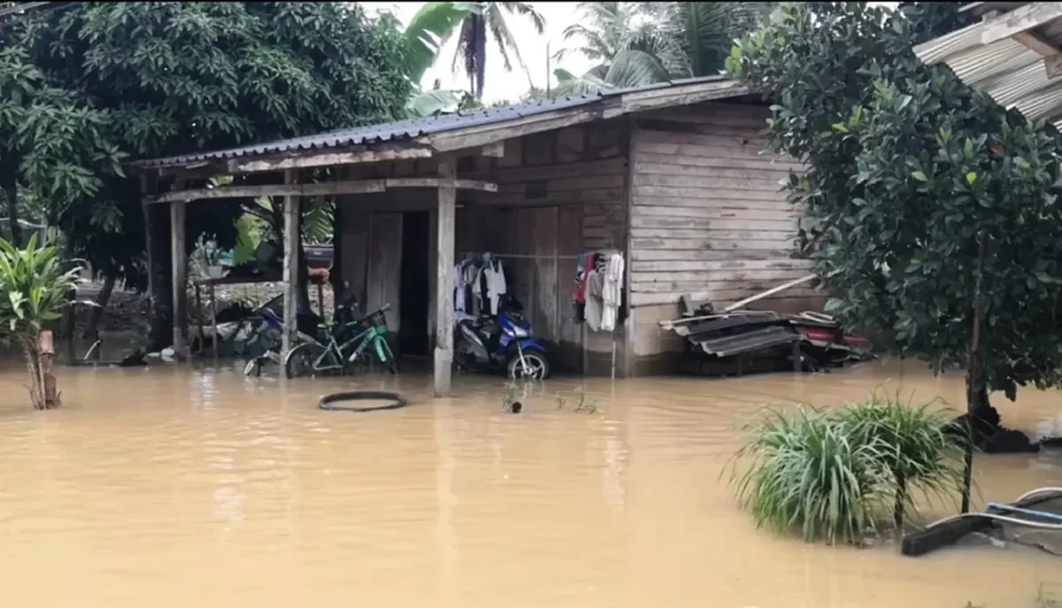 อ่วม! น้ำป่าทะลักท่วม 2 อำเภอสุราษฎร์ธานี ประชาชนเดือดร้อนกว่า 5 พันคน