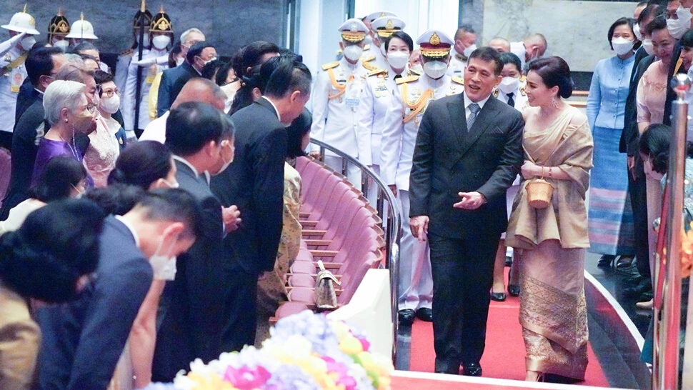 ชมภาพในหลวง พระราชินี ทอดพระเนตรการแสดงโขนรอบปฐมทัศน์ รามเกียรติ์ ตอน“กุมภกรรณทดน้ำ”