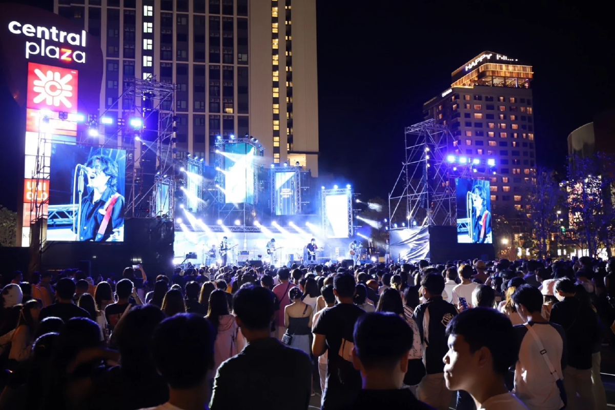 อลังการเคานต์ดาวน์ 2024 นักท่องเที่ยวไทย-เทศ ร่วมเฉลิมฉลองเต็มศูนย์การค้า