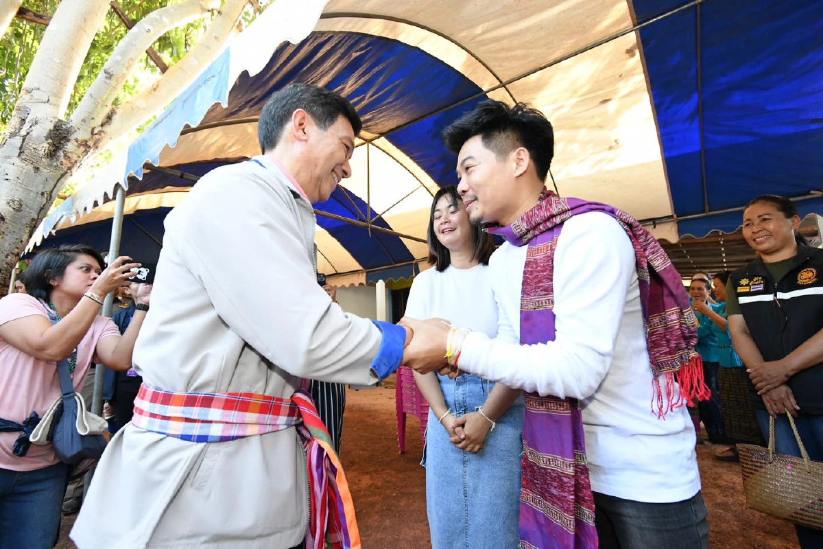 ปานปรีย์เยี่ยมตัวประกันไทยในอุดร พร้อมสั่งมือถือให้ผู้บาดเจ็บในอิสราเอล