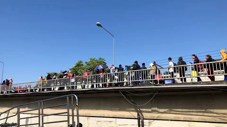 เมียนมาไม่สนในประเทศสู้รบ เดินทางกลับบ้านรับปีใหม่ต่อคิวยาว