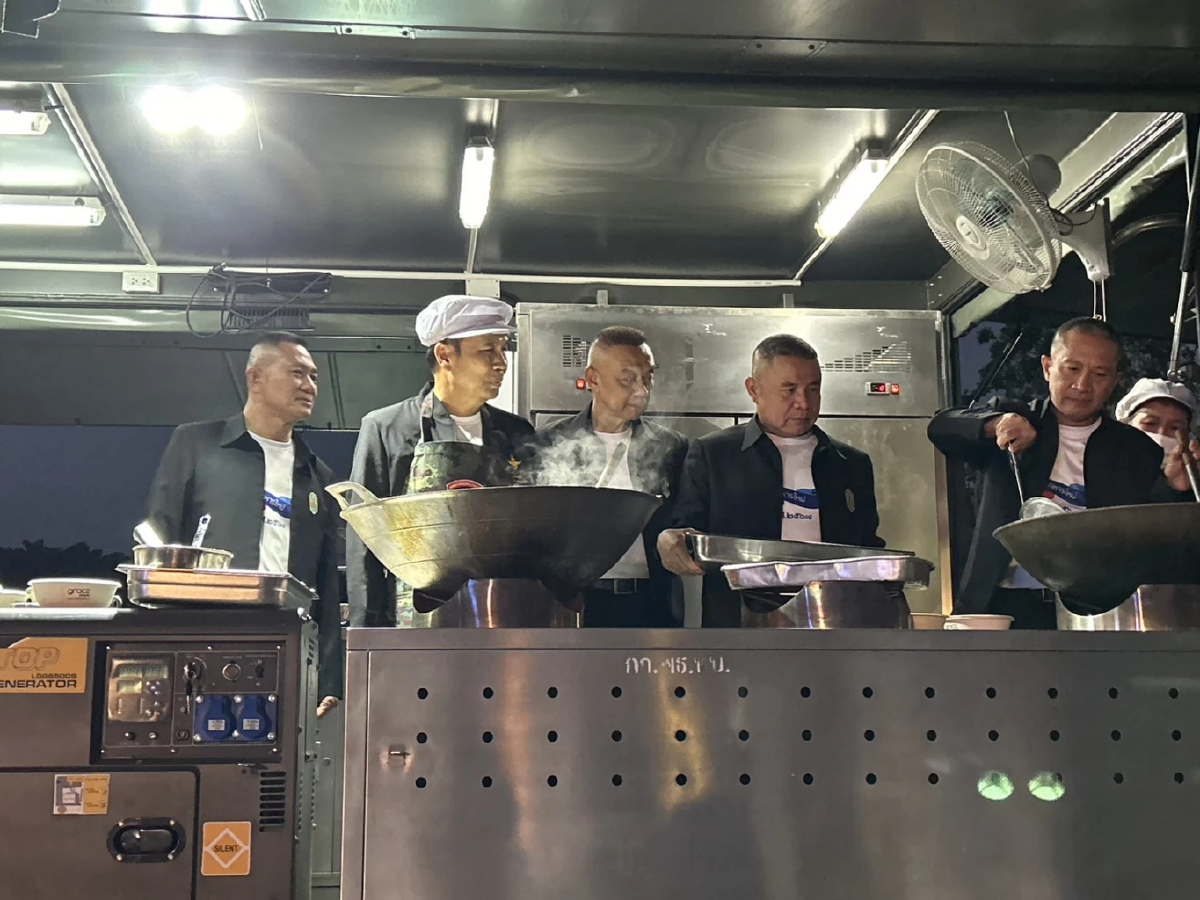 'สุทิน'เปิดโครงการ “ปีใหม่ ทหารใหม่ โอกาสใหม่“ ร่วมผัดกะเพรา 'ผบ.เหล่าทัพ'