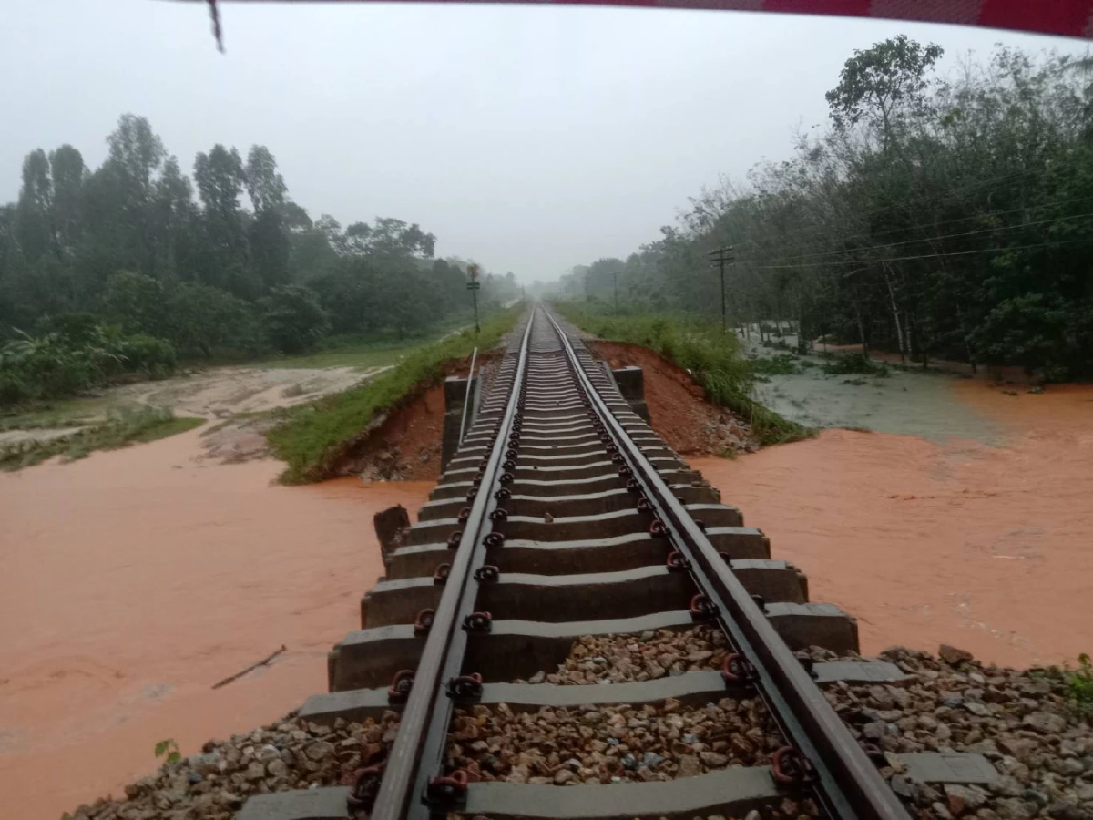 น้ำท่วมน้ำหลาก รถไฟ 14 ขบวน หยุดวิ่งสุดปลายทางที่ยะลา